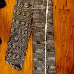 What brand is this!?? Women’s Pants. Sizes in description